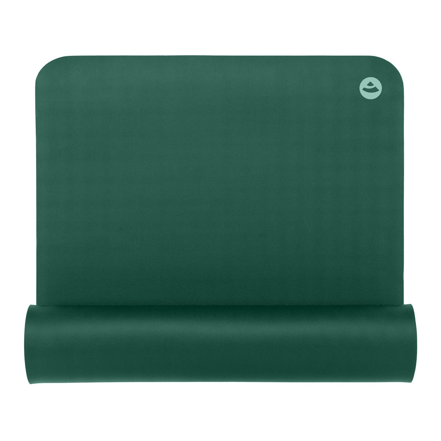 Groene yogamat, gedeeltelijk opgerold. Afgeronde hoek met logo. Natuurrubber.