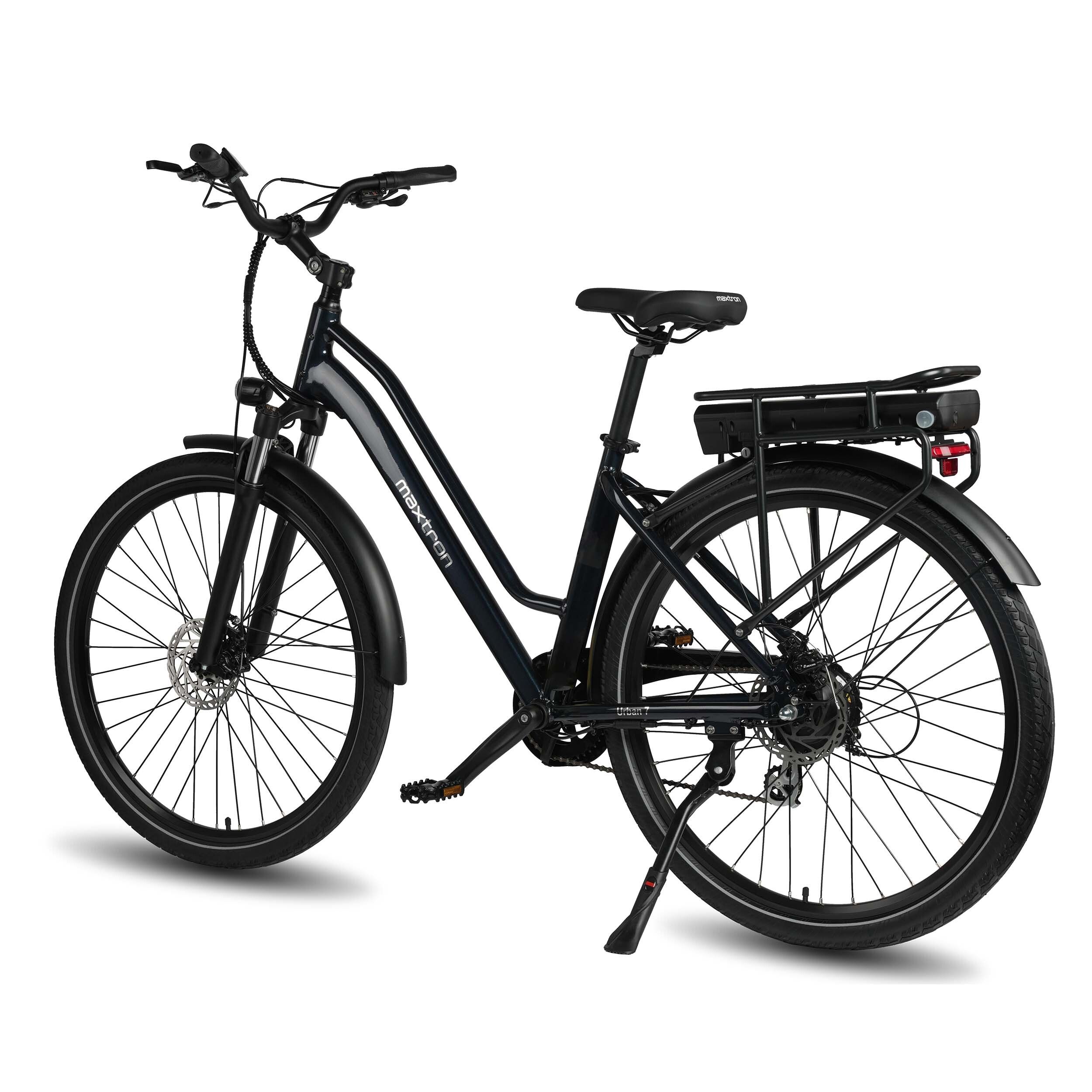 Zwarte e-bike met accu, bagagedrager, spatborden en 7 versnellingen. Maxtron-logo.