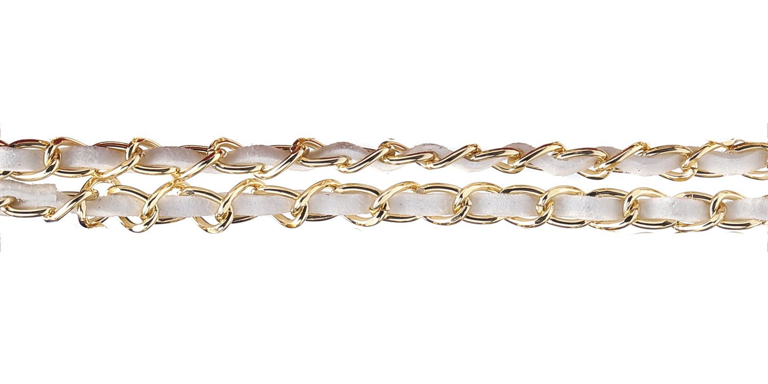 Close-up van een brillenketting. Gouden schakels met wit leer.