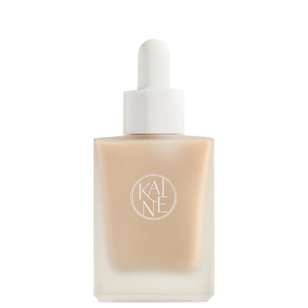Fles met pipet, gevuld met een lichtbeige vloeistof. Het "KANE" logo is op de voorkant gedrukt.