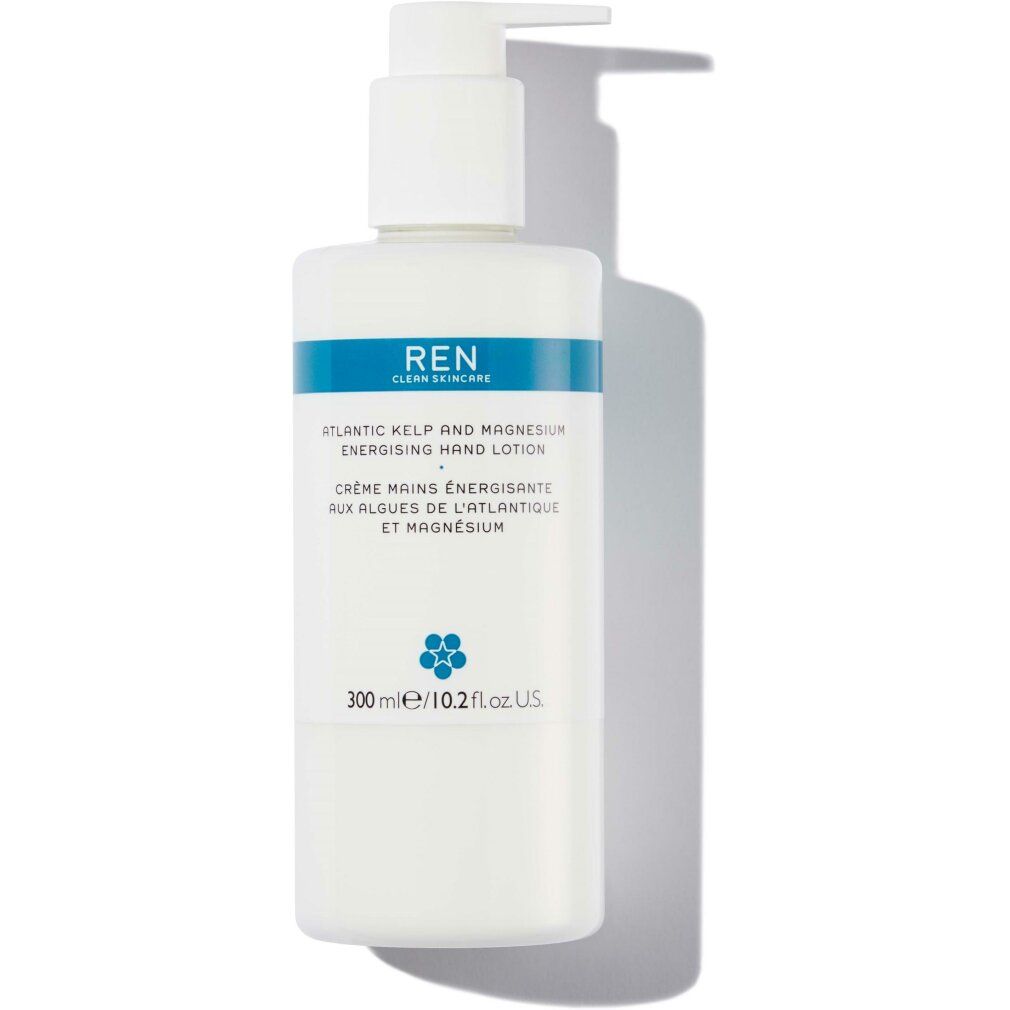 Witte fles met blauwe band. Tekst: REN, Atlantic Kelp & Magnesium Energising Hand Lotion. Pompkop.