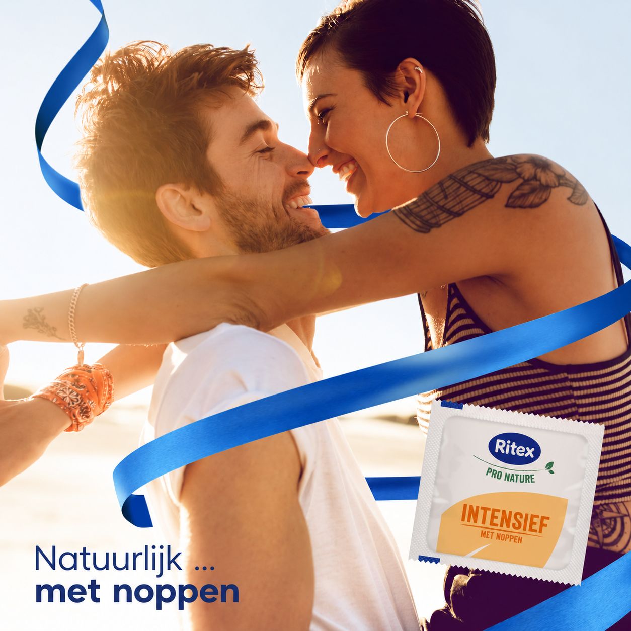 Twee pakken Ritex Pro Nature Intensiv (elk 8 stuks) en twee individuele condoomverpakkingen.