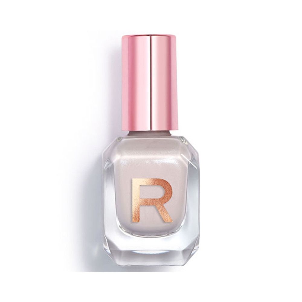 Glanzende nagellakfles met roze dop en de letter R op het glas.