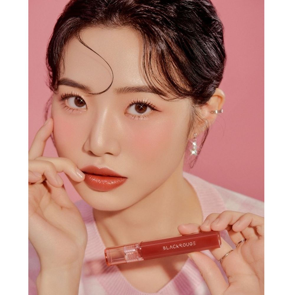 Femme avec rouge à lèvres. Rouge à lèvres avec texte: BLACK ROUGE.