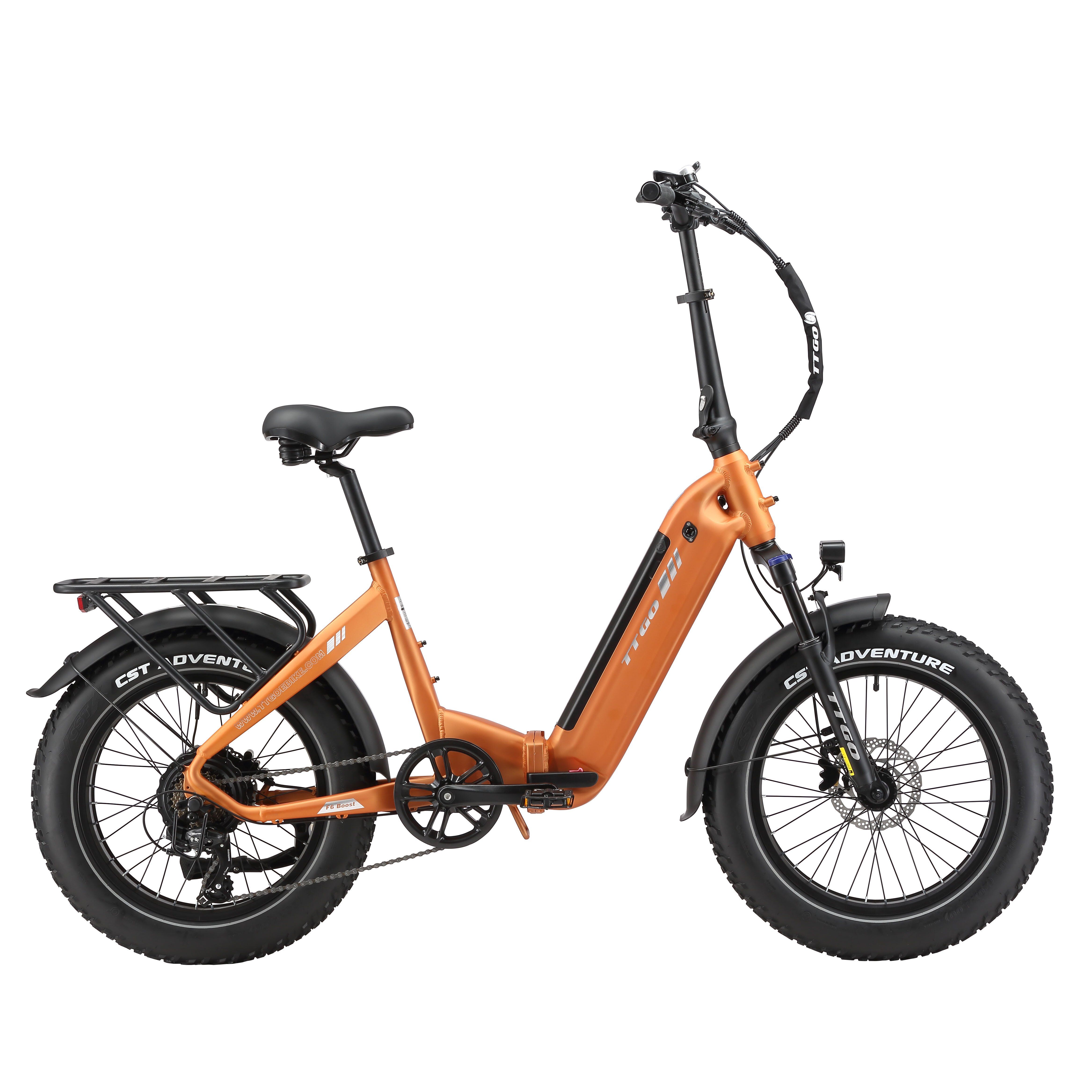 Vélo électrique pliable orange avec pneus noirs et porte-bagages. Marque TTGO visible.