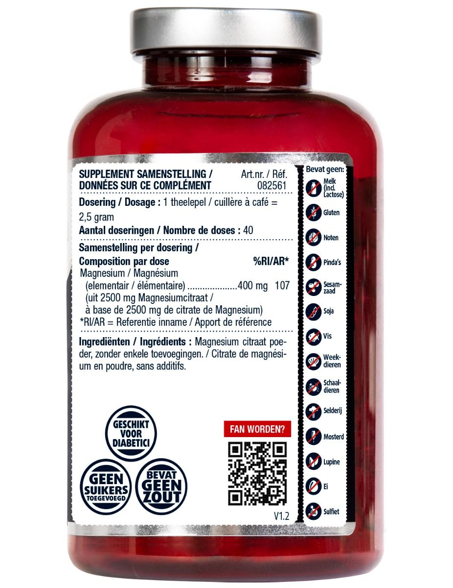 Achterkant van de rode fles. Tekst in het Nederlands en Frans. Ingrediëntenlijst, dosering, allergeneninformatie.