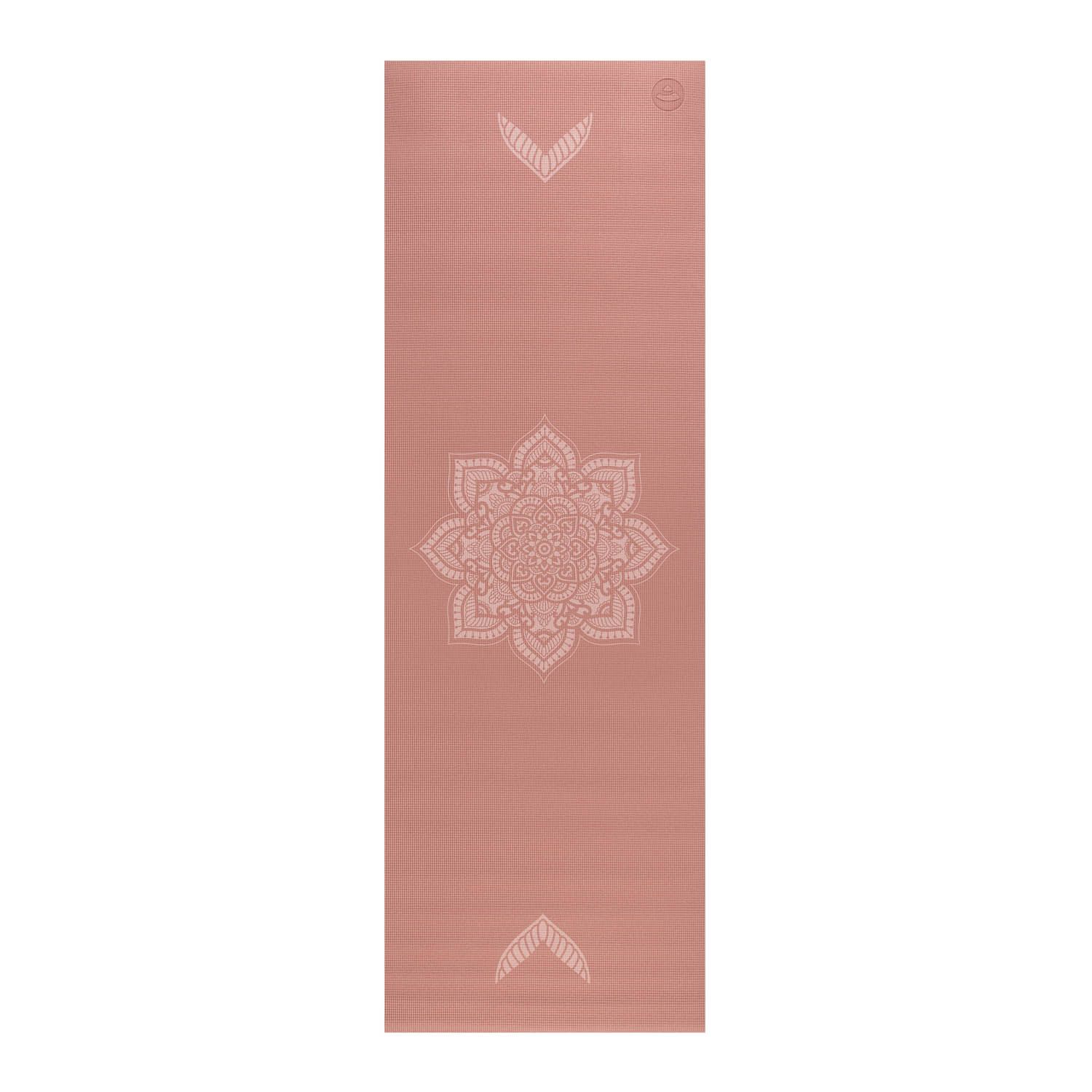 Roze yogamat met mandala-patroon. Wit mandala-ontwerp. Gegeribbelde oppervlakte. Logo rechtsboven.