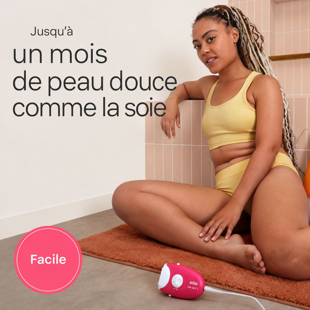 Femme assise avec Braun Silk-épil 3. Jusqu'à 1 mois de peau lisse. Facile à utiliser.