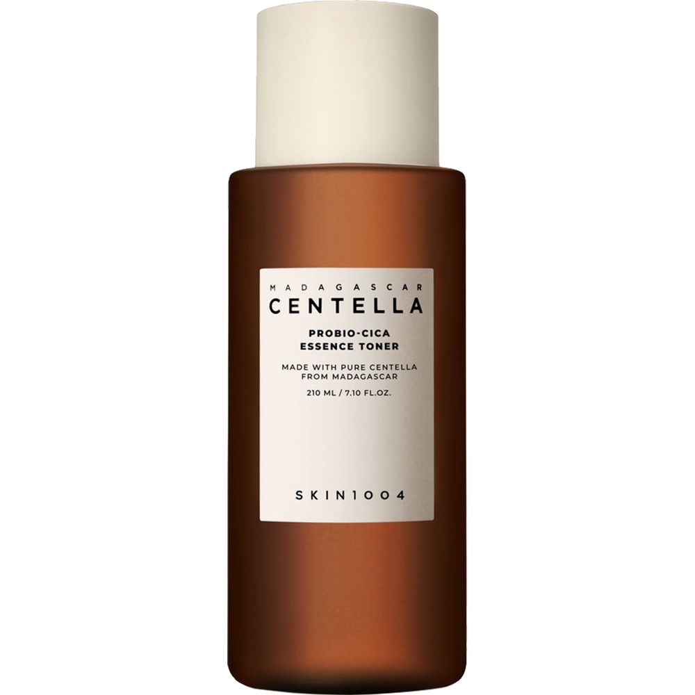 Bruine fles met witte dop. Label met tekst: CENTELLA, PROBIO-CICA ESSENCE TONER, SKIN1004. 210 ml.