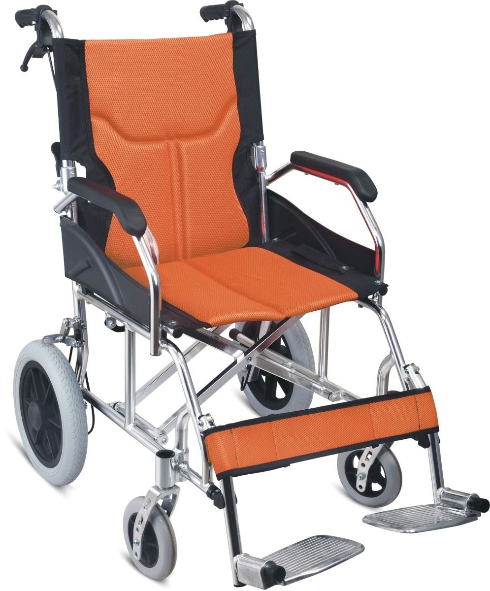 Fauteuil roulant pliable léger en aluminium. Assise et dossier orange. Accoudoirs et roues noirs. Repose-pieds.