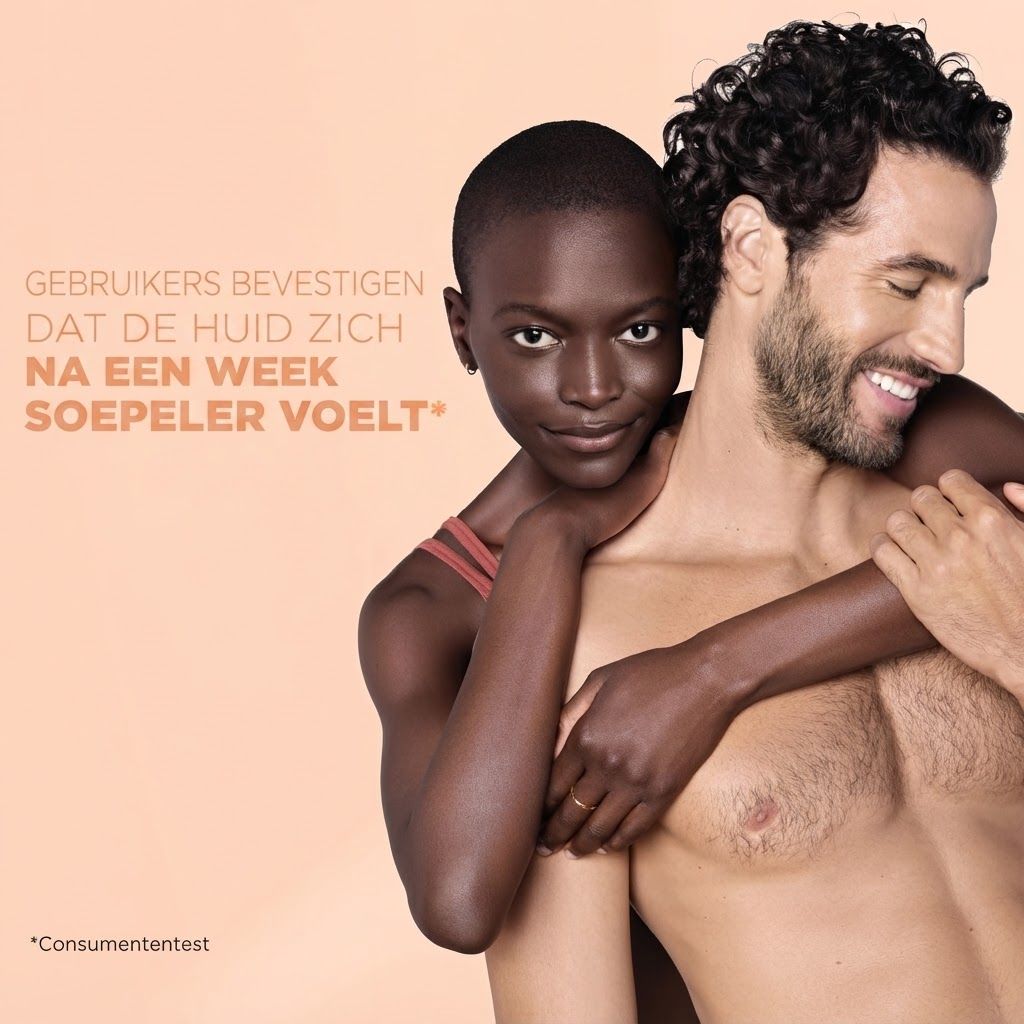 Twee personen omhelzen elkaar. Tekst: 'Gebruikers bevestigen dat de huid na een week soepeler voelt'.