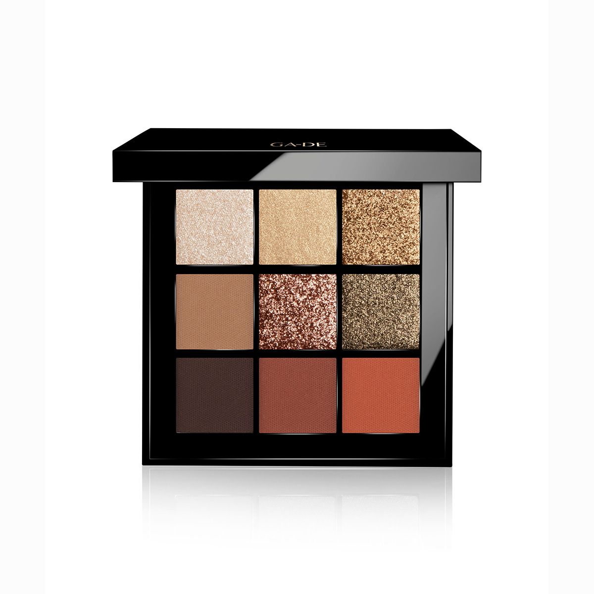 Palette de fards à paupières Ga-De Velveteen. Boîtier noir carré avec neuf teintes beiges, marron, dorées et orangées.