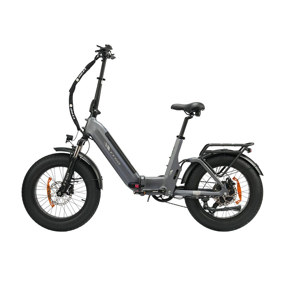 Vélo électrique pliable gris avec pneus noirs et accents orange. Il possède un porte-bagages et des freins à disque hydrauliques.