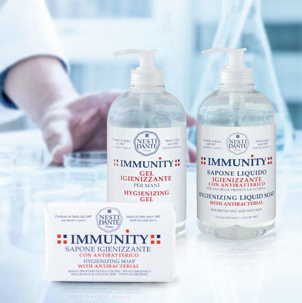 Drie producten: twee dispensers en een zeepblok. "IMMUNITY" labels.