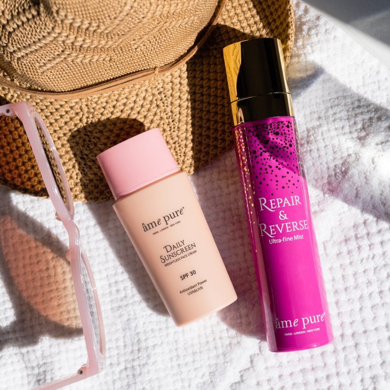 Âme Pure Daily Sunscreen SPF 30 et Repair & Reverse Ultra-Fine Mist à côté d'un chapeau.