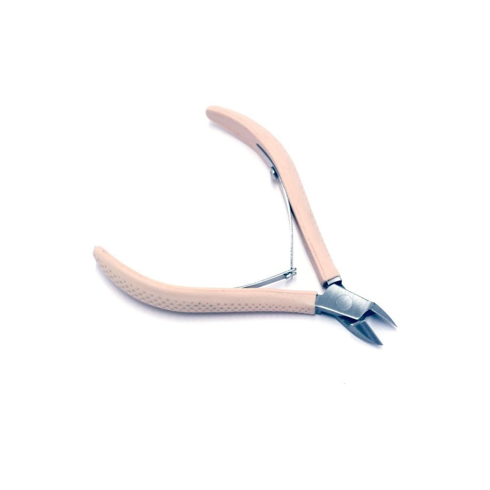 Pince à ongles avec poignées Soft-Grip beiges. Lames métalliques. Sur fond blanc.