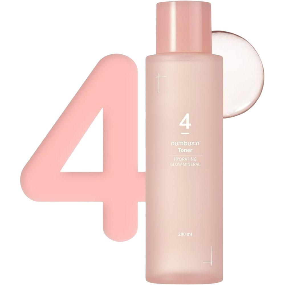 Flacon rose avec "4" et "numbuz:n Toner". Grand "4" à côté. Hydrating Glow Mineral.