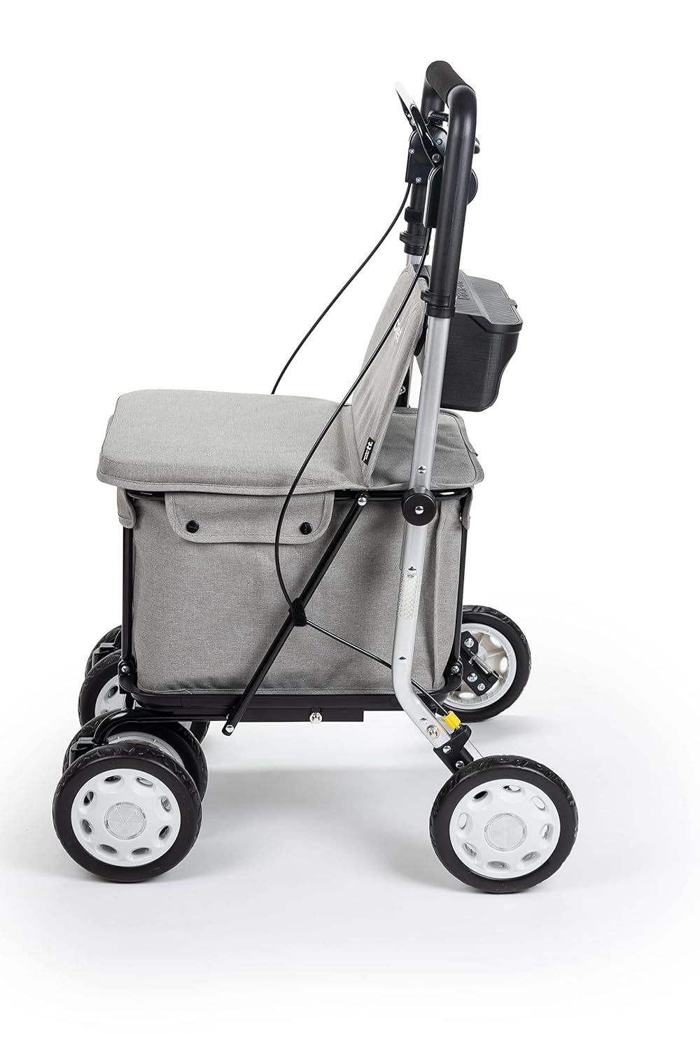 Zijaanzicht van een grijze rollator met zitje, boodschappentas, vier wielen en handvat.