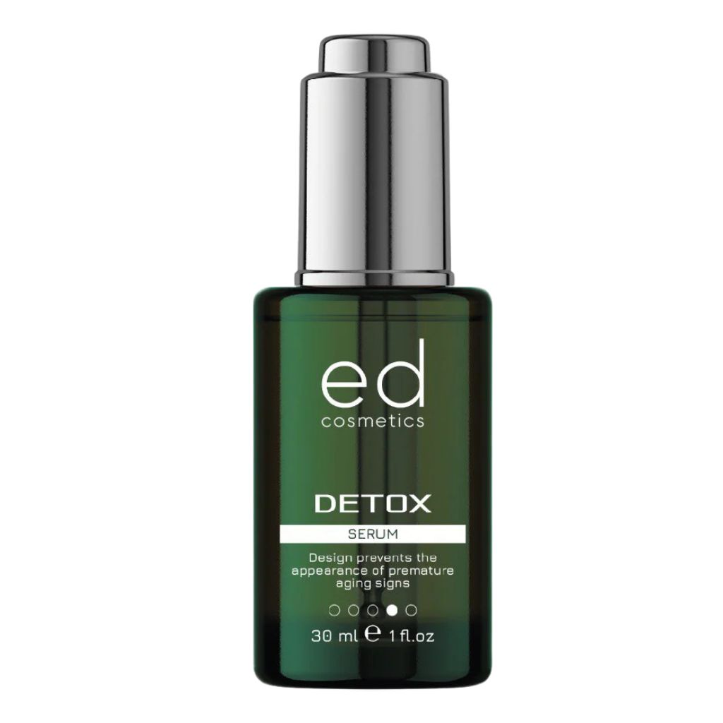 Flacon en verre vert avec bouchon argenté. Inscription: ed cosmetics, Detox Serum. 30 ml, 1 fl.oz.