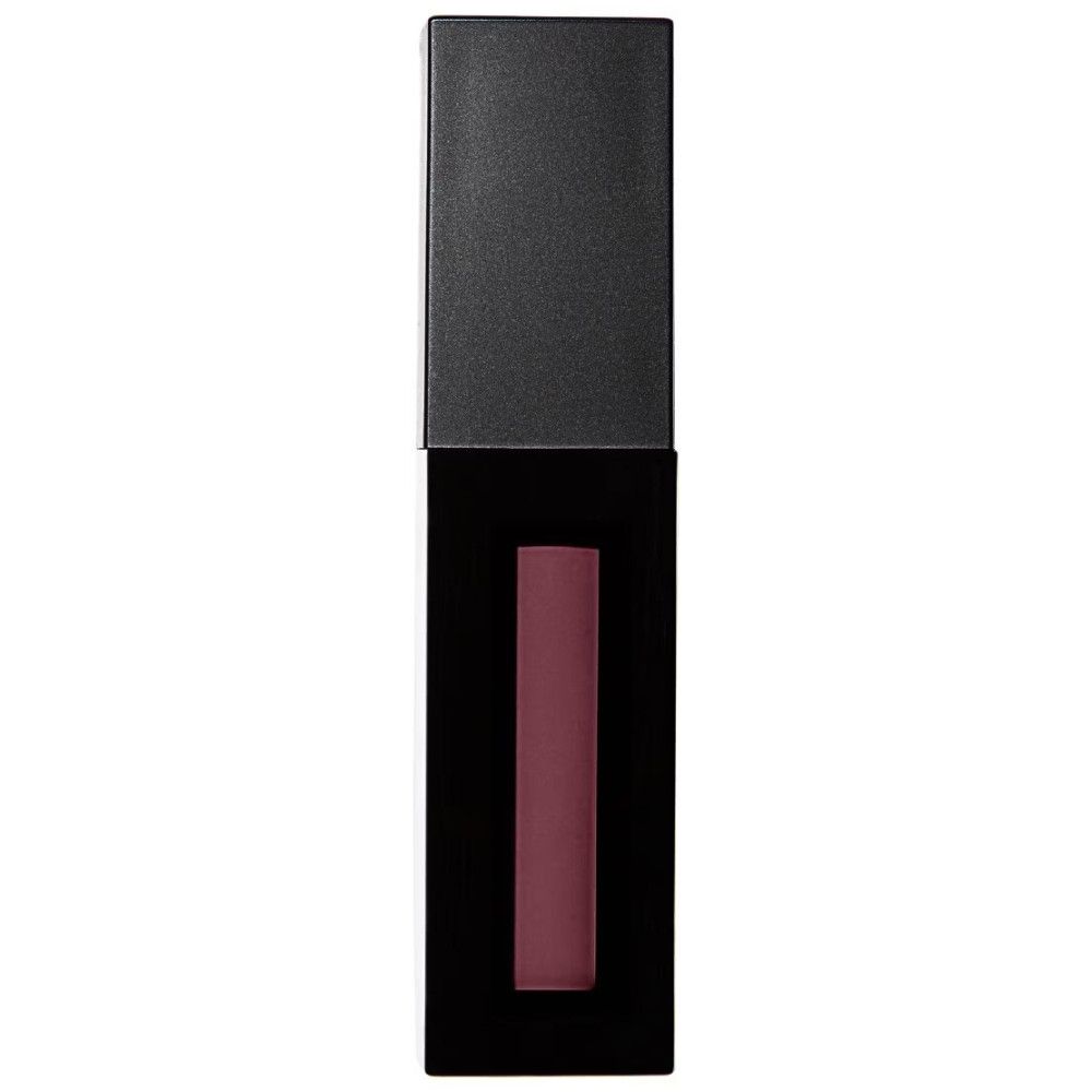 Tube de gloss noir, rectangulaire, avec bouchon. Le gloss est rouge-brun et visible dans le tube.