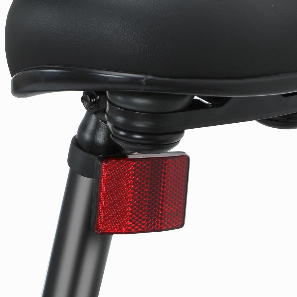 Zwart zadel met rode reflector. Rechthoekige reflector.