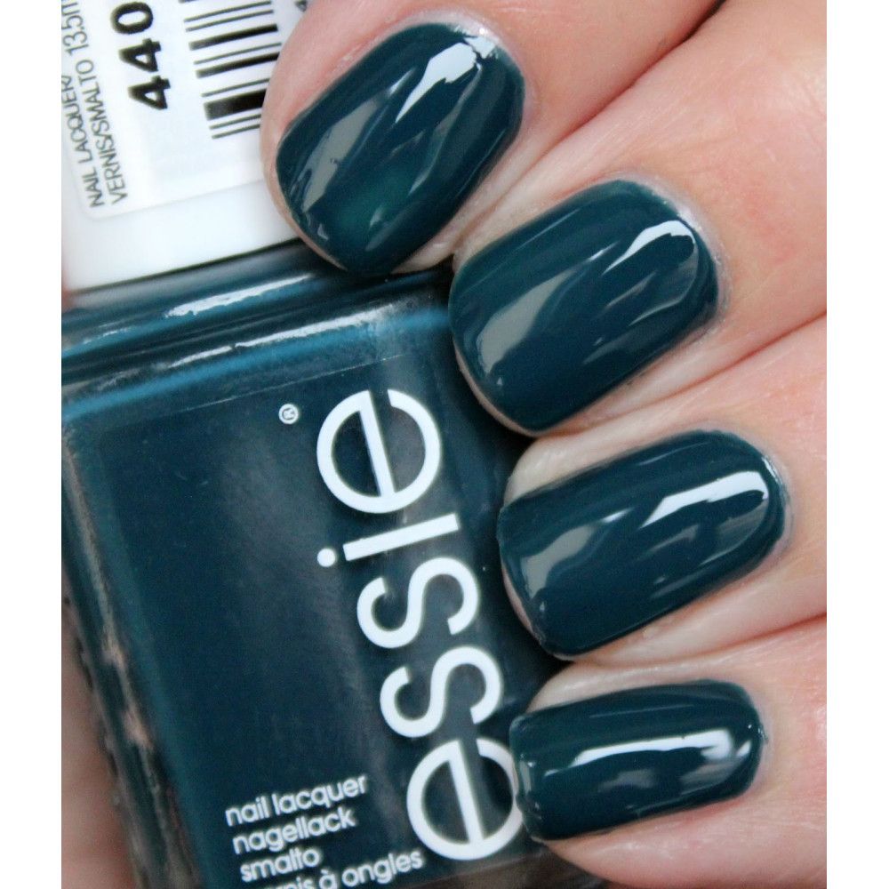 Essie nagellakfles en donkergroen gelakte nagels. Fles met witte dop, merk zichtbaar.