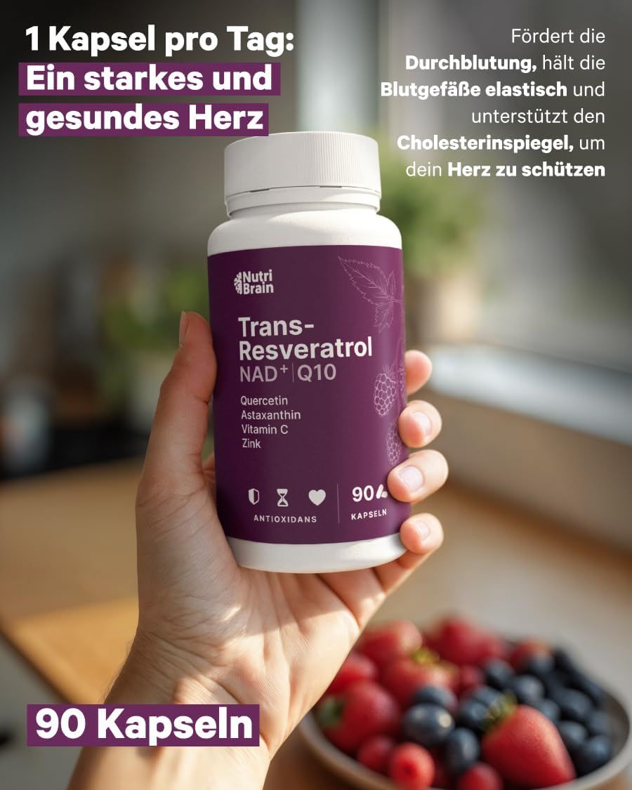 Main tenant une bouteille de NUTRIBRAIN Trans-Resveratrol NAD+ Q10, 90 capsules.