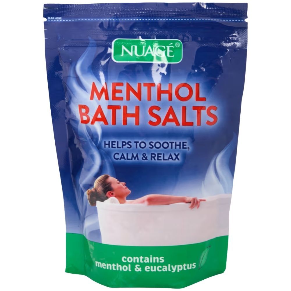 Sachet de sels de bain Nuagé Menthol & Eucalyptus. Contient du menthol et de l'eucalyptus. Femme dans une baignoire.