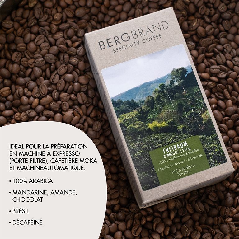 Paquet de café sur des grains de café. Texte: BERGBRAND, Specialty Coffee, Freiraum Espresso, 100% Arabica, Brésil.