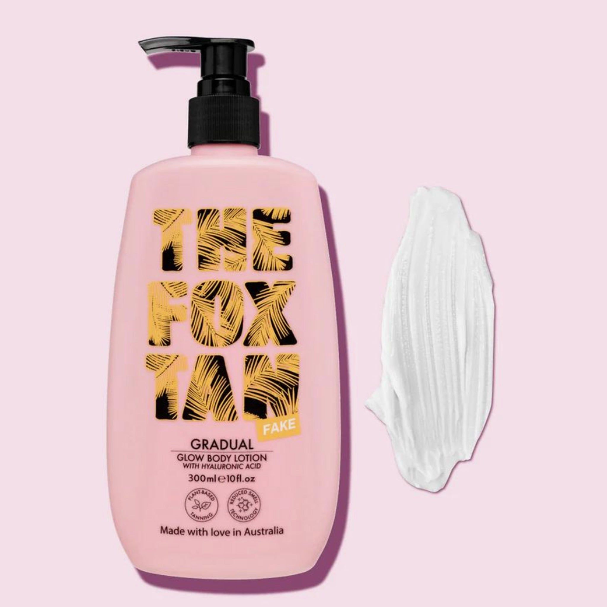 Roze fles met zwarte pomp en een klodder crème. Opschrift: THE FOX TAN. Tekst: GRADUAL GLOW BODY LOTION.
