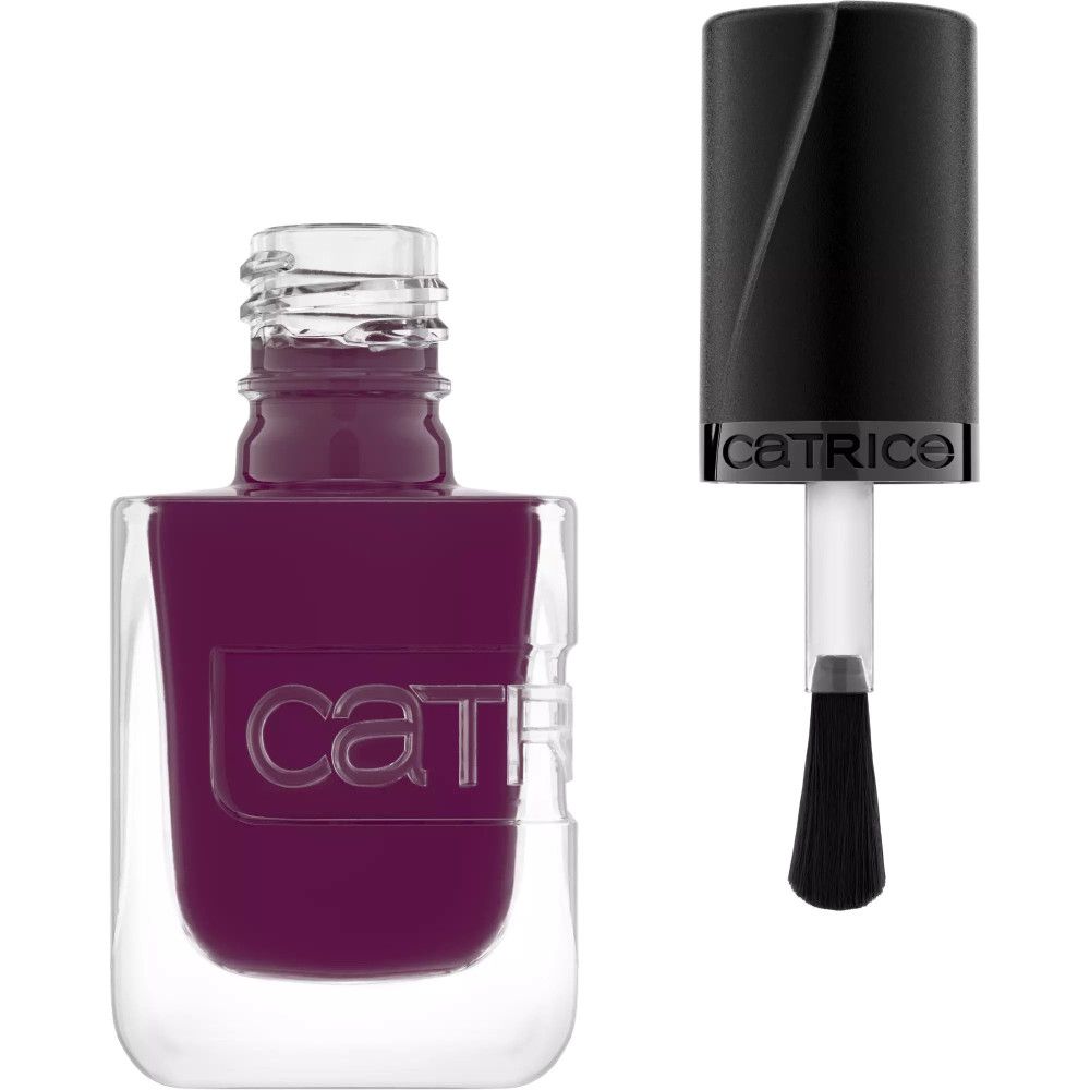 Flacon de vernis à ongles avec pinceau. Vernis violet foncé. Bouchon noir avec lettrage. Flacon transparent avec gaufrage.