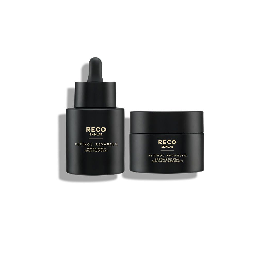 Twee zwarte potjes. Eén met pipet, beschreven met RECO SKINLAB, RETINOL ADVANCED, Renewal Serum. De andere met RECO SKINLAB, RETINOL ADVANCED, Renewal Night Cream.