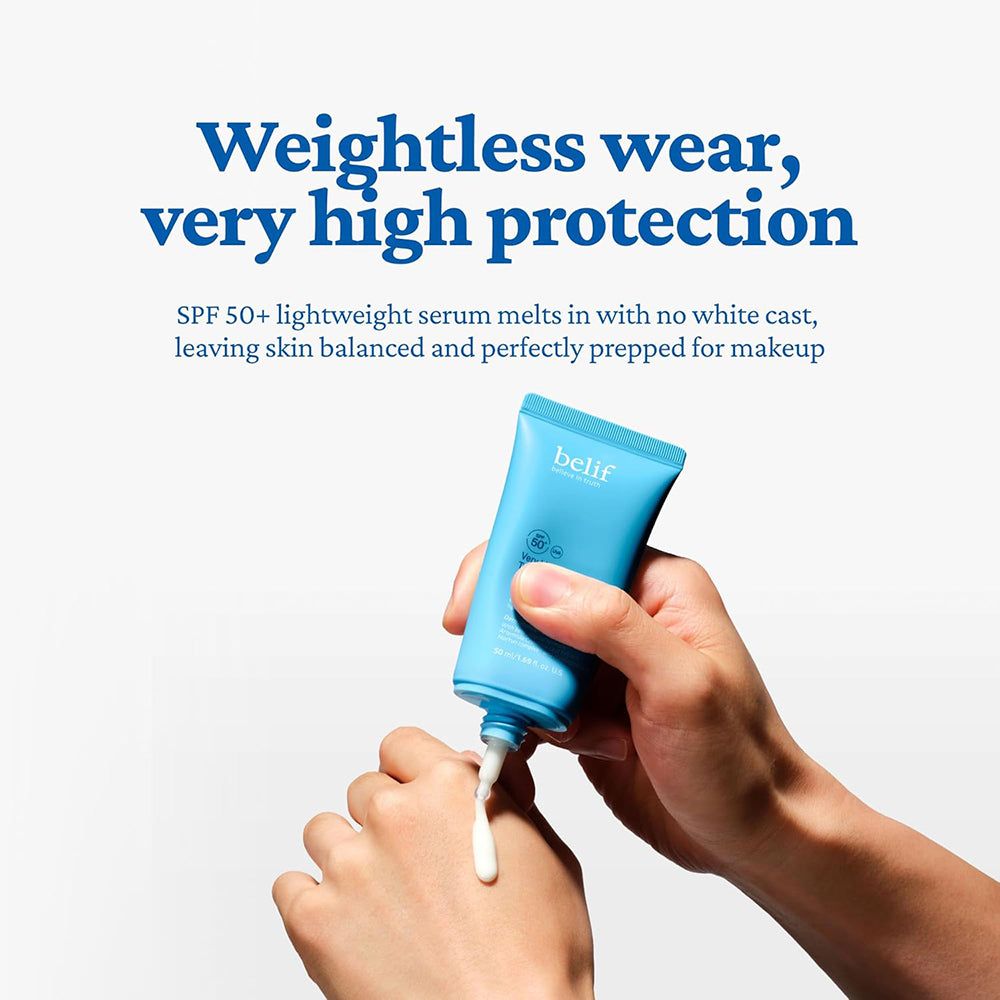 Hand houdt blauwe tube vast, brengt wit serum aan op andere hand. Hoge bescherming.