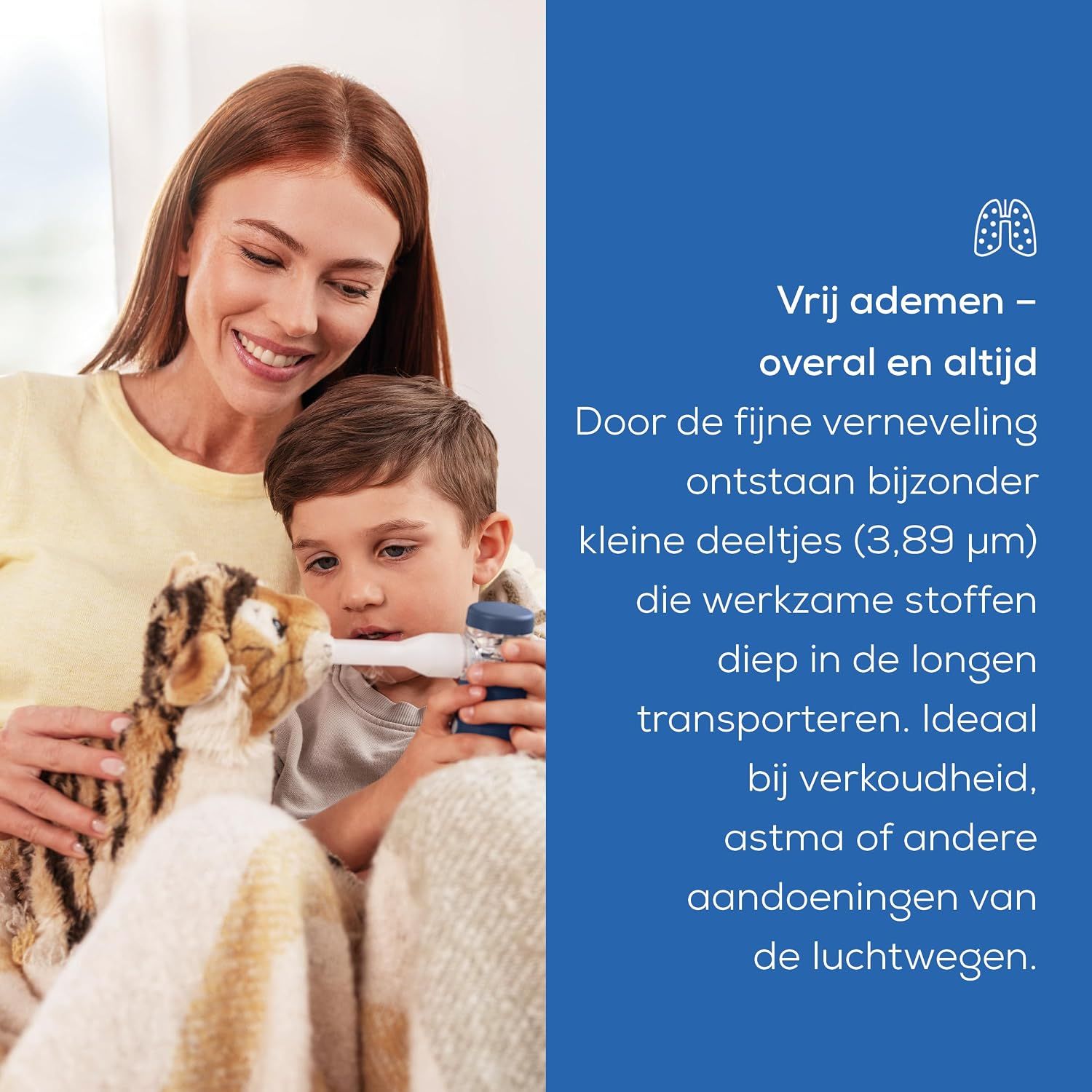 Een kind gebruikt een inhalator met een vrouw op de achtergrond.