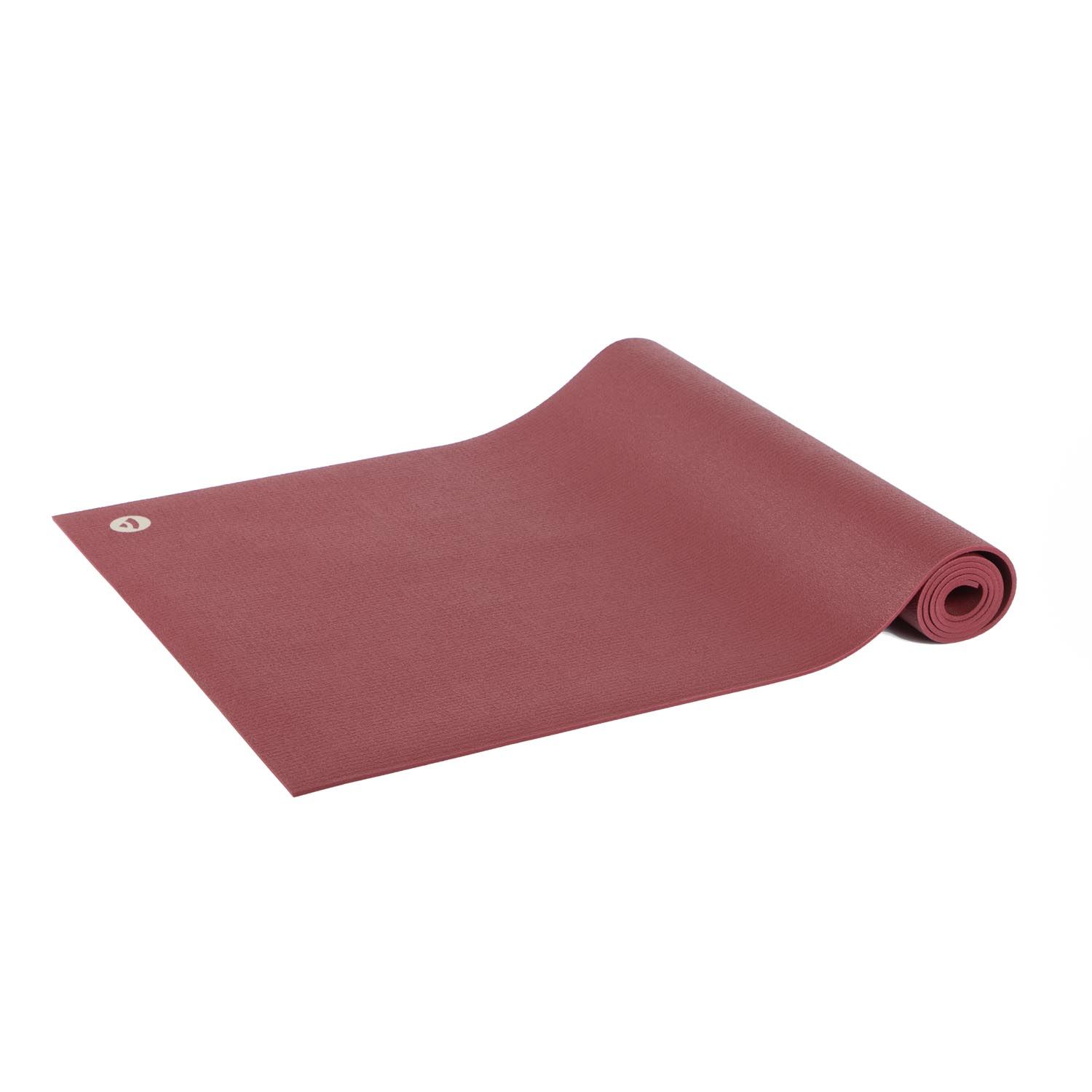 Bordeaux yogamat, gedeeltelijk opgerold. Logo zichtbaar in de hoek.