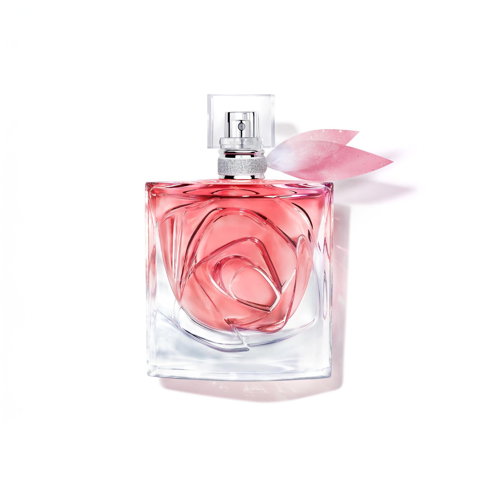 Flacon carré rose avec motif rose. Vaporisateur transparent et pétale rose. Parfum La Vie Est Belle Rose Extraordinaire.