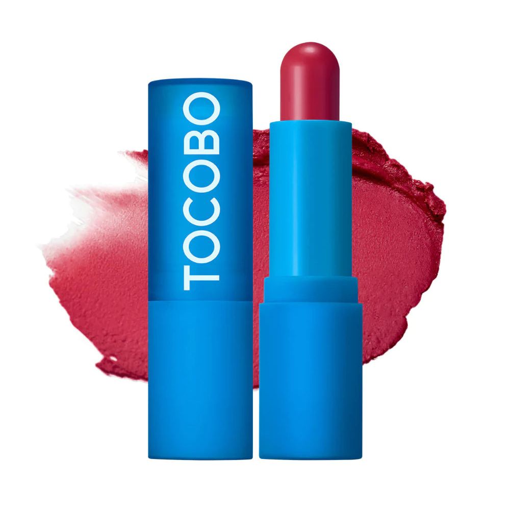 Open lippenbalsemstift. Rode lippenbalsem. Blauwe stift met witte TOCOBO-tekst. Rode vlek.
