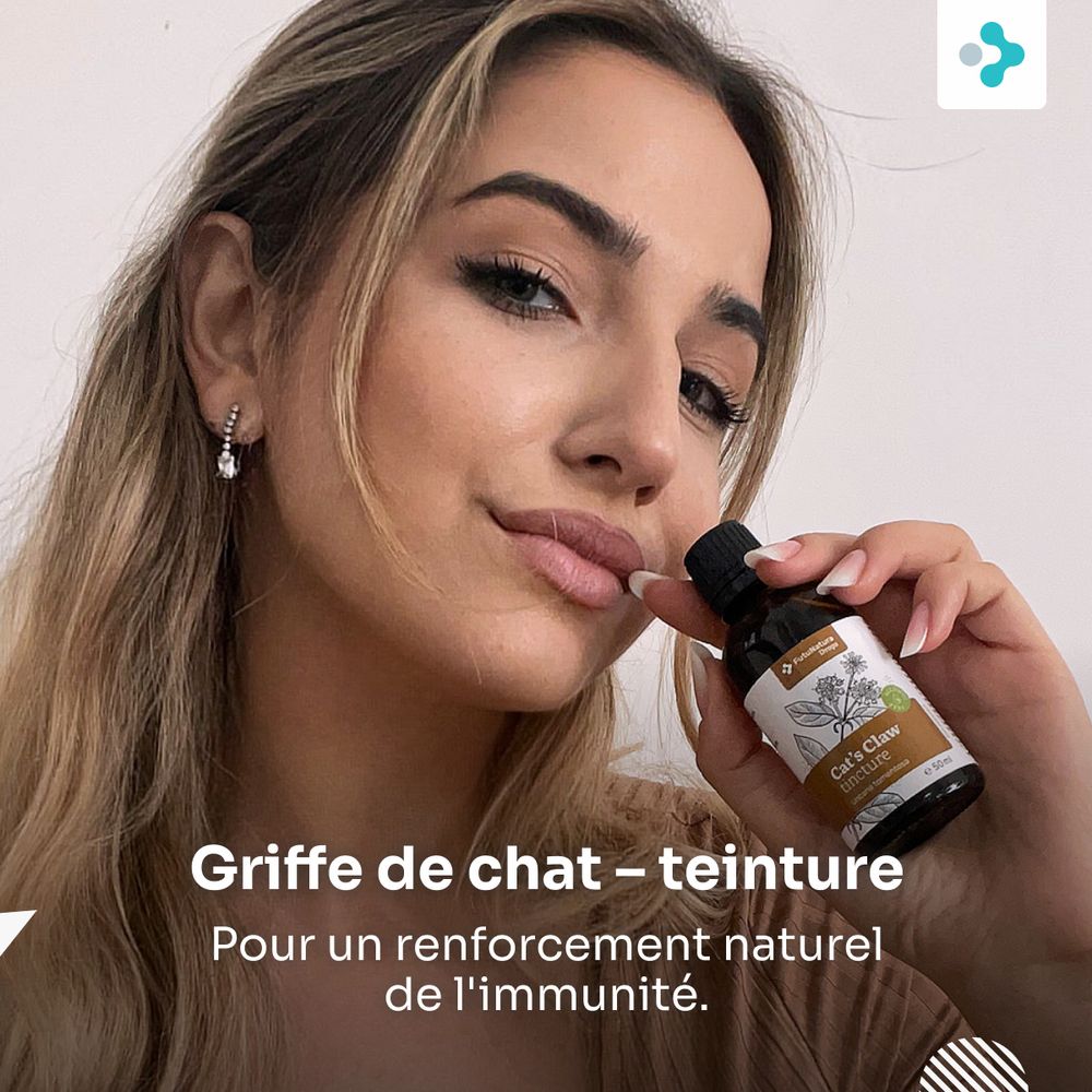 Femme tenant une bouteille de teinture de griffe de chat, 50 ml.
