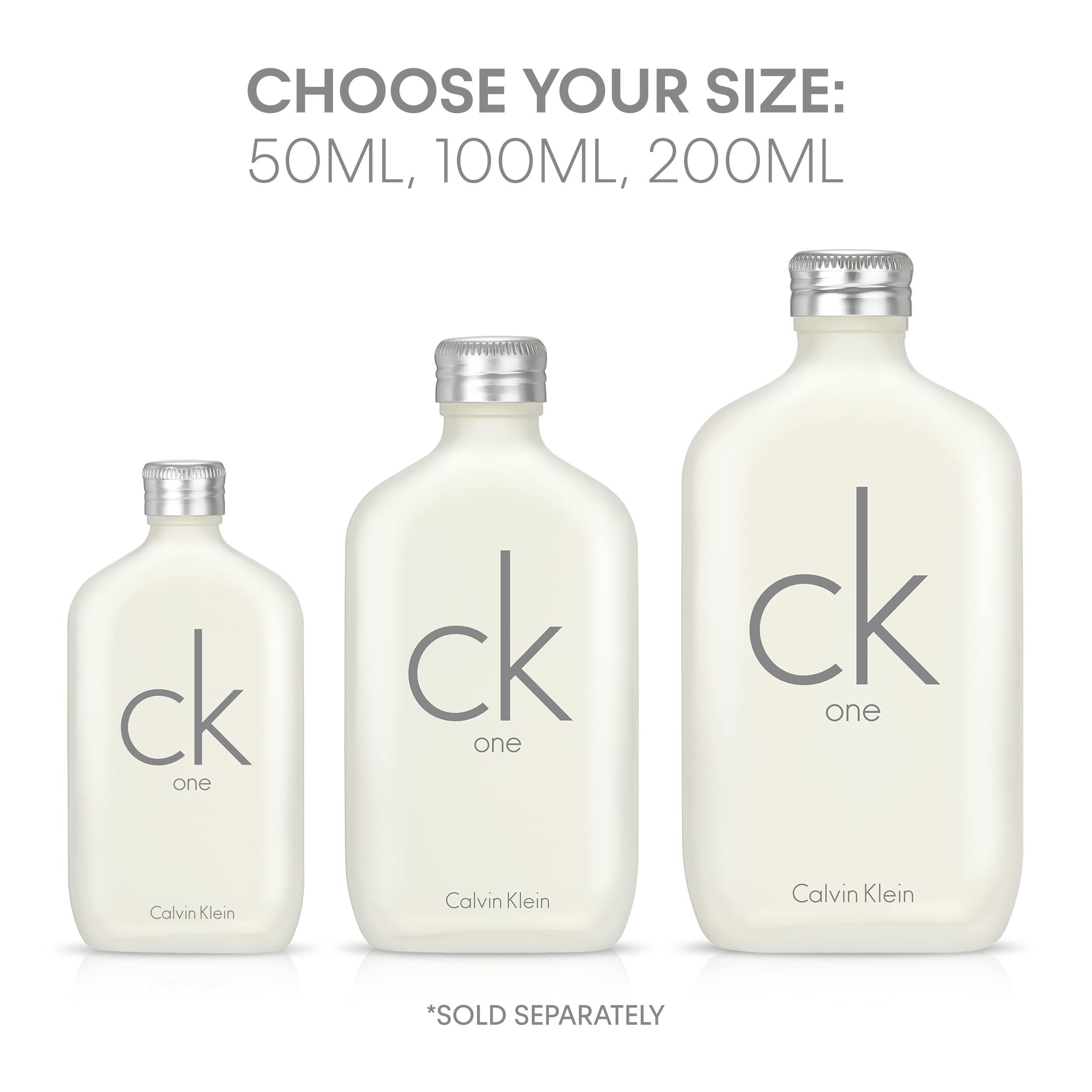 Drie flacons van Calvin Klein One Eau de Toilette in verschillende maten. Allemaal met zilveren dop en logo.
