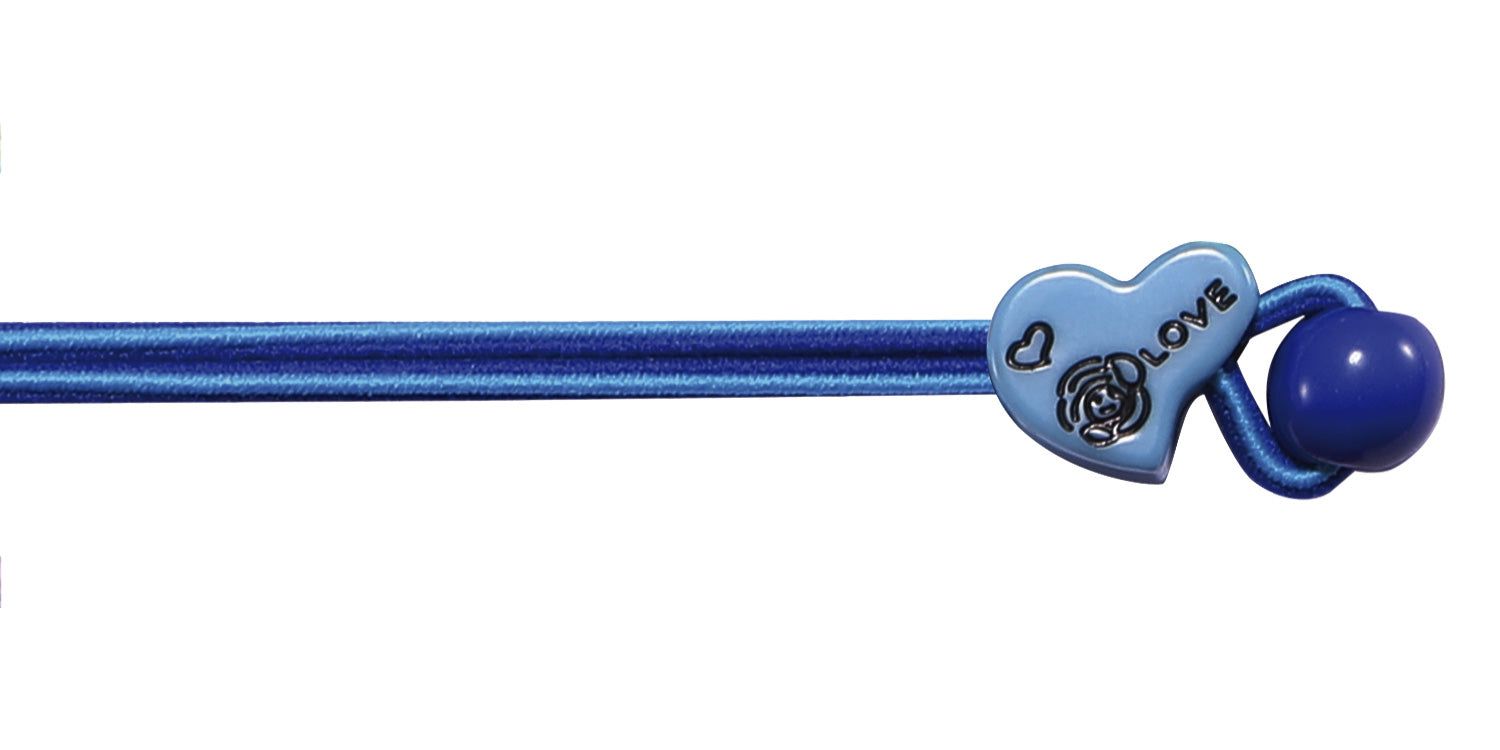 Gros plan d'un cordon de lunettes bleu. Ornement en forme de cœur avec inscription "LOVE" et boule bleue.