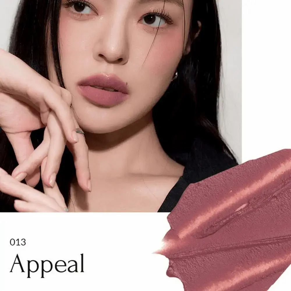 Close-up van lippen met MUZIGAE MANSION Appeal 013. Kleurstaal rechtsonder.