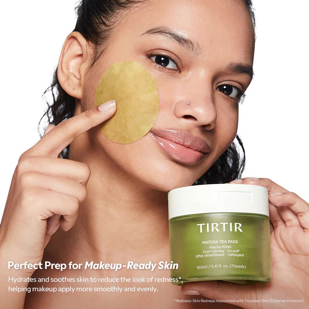 Femme avec un pad TIRTIR Matcha Tea sur la joue, à côté d'un pot de produit.