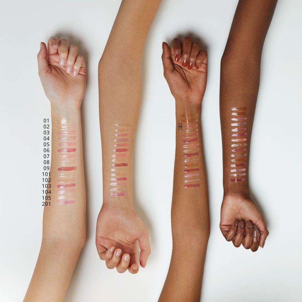 Armen met verschillende huidtinten tonen lipglosskleuren. Op elke arm zijn meerdere tinten aangebracht, genummerd van 01 tot 201.