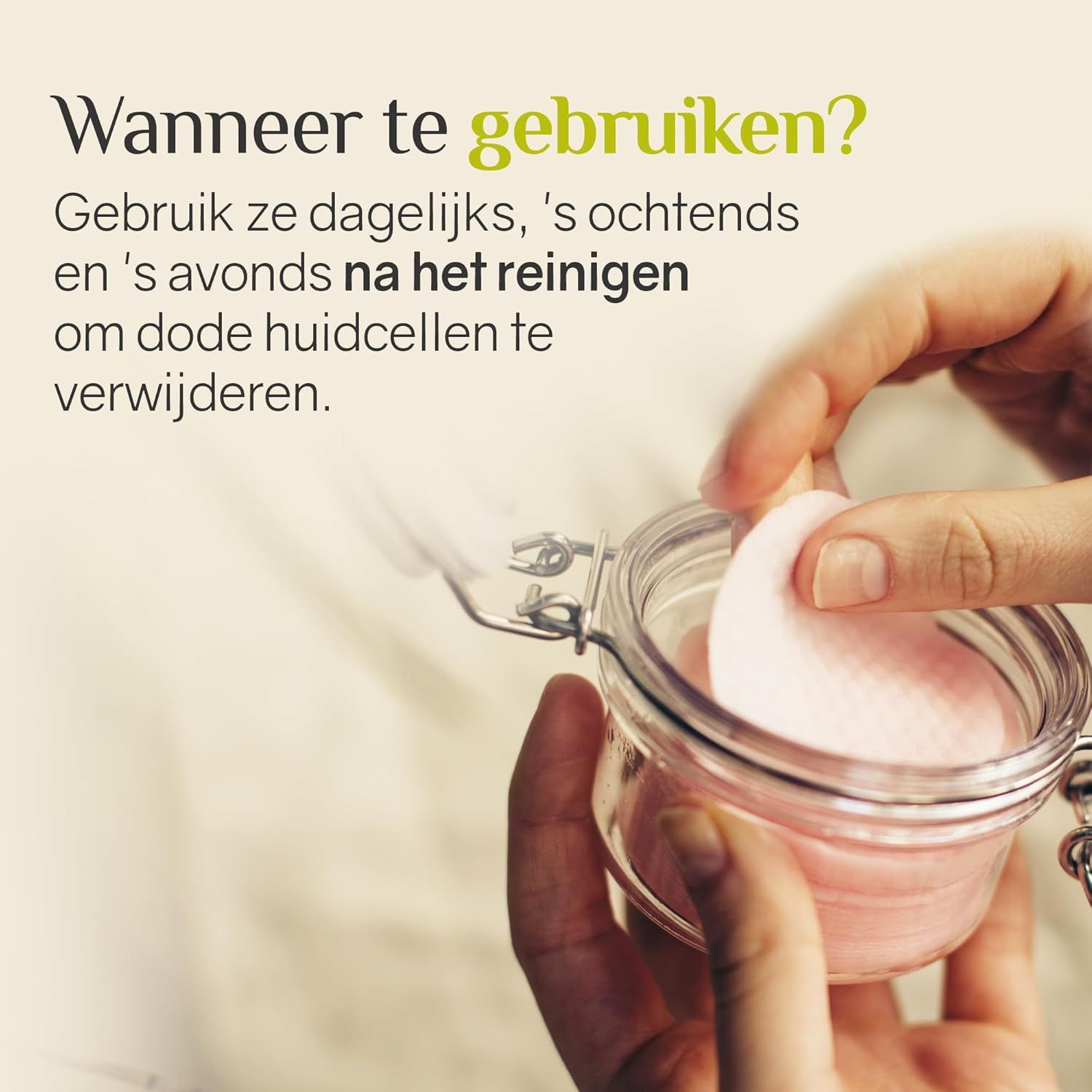 Handen nemen wattenschijfjes uit een glazen pot.
