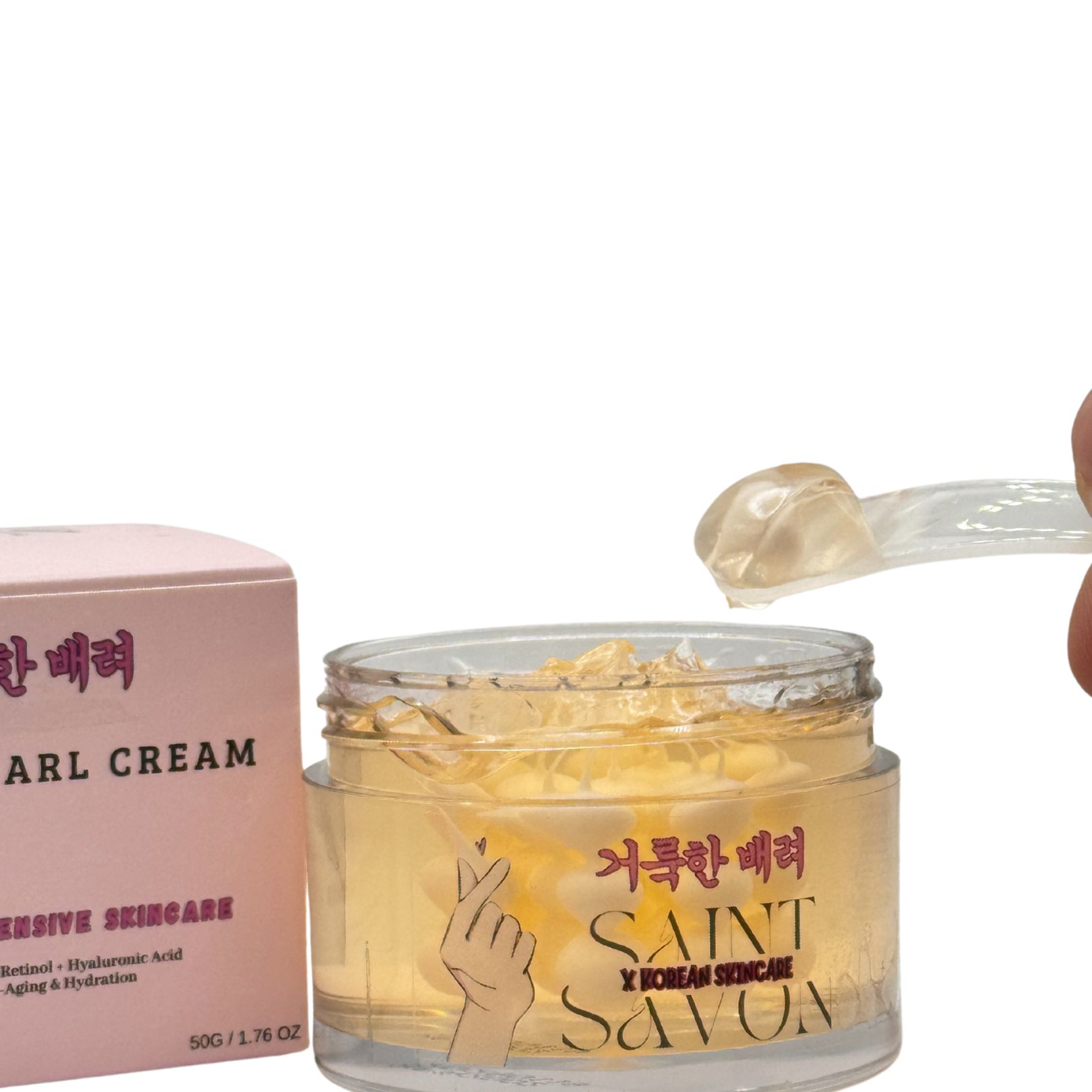 Crème in pot met deksel en doos. Opschrift: SAINT SAVON, MAGIC PEARL CREAM. Lepel met crème. Koreaanse huidverzorging.