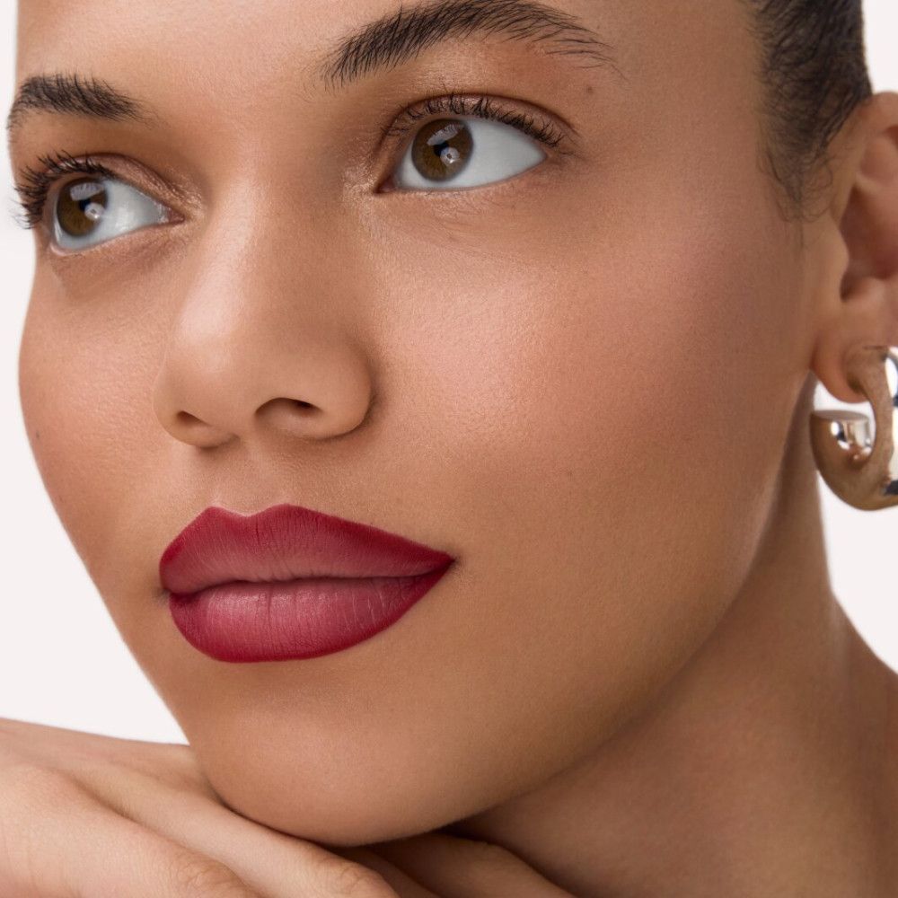 Portrait d'une femme avec des lèvres maquillées. Rouge à lèvres rouge.