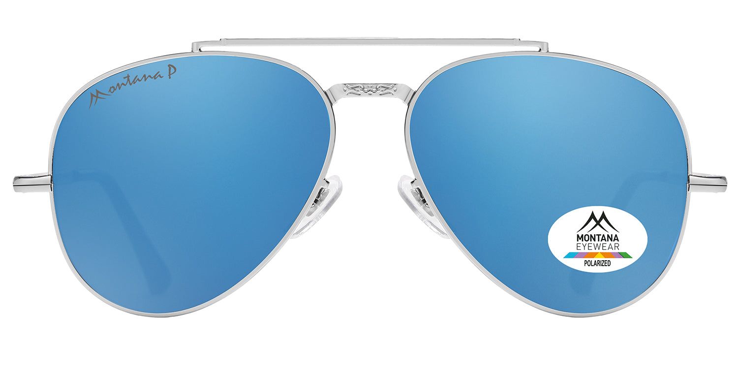 Lunettes de soleil avec monture argentée et verres bleus. Un autocollant avec le logo Montana Eyewear est apposé sur un verre.