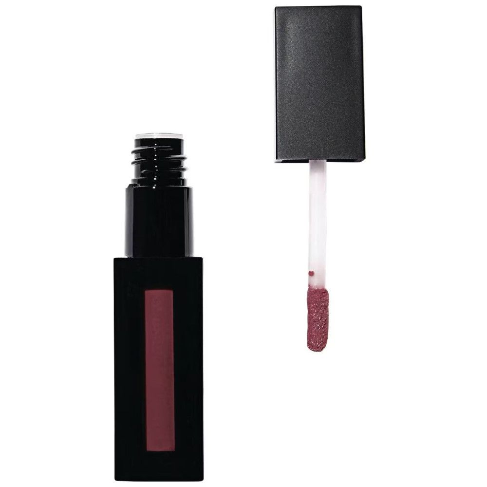 Tube de gloss noir, rectangulaire, avec bouchon retiré. Applicateur visible. Le gloss est rouge-brun.