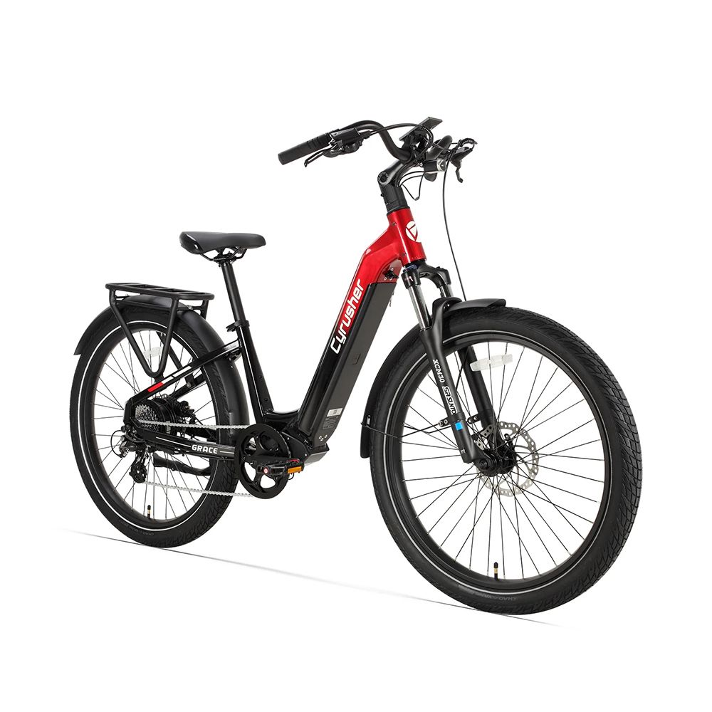Vélo électrique rouge et noir avec logo CYRUSHER. Porte-bagages, garde-boue et freins à disque visibles.
