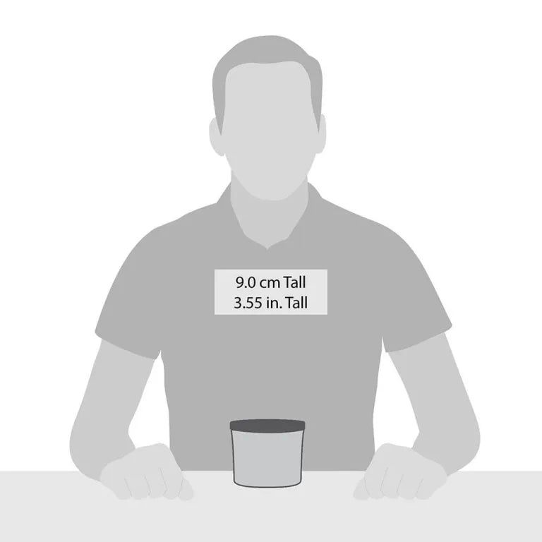 Bougie, 9,0 cm de haut, 3,55 pouces de haut, placée devant une personne. La bougie est cylindrique et a un dessus sombre. La personne est une silhouette.